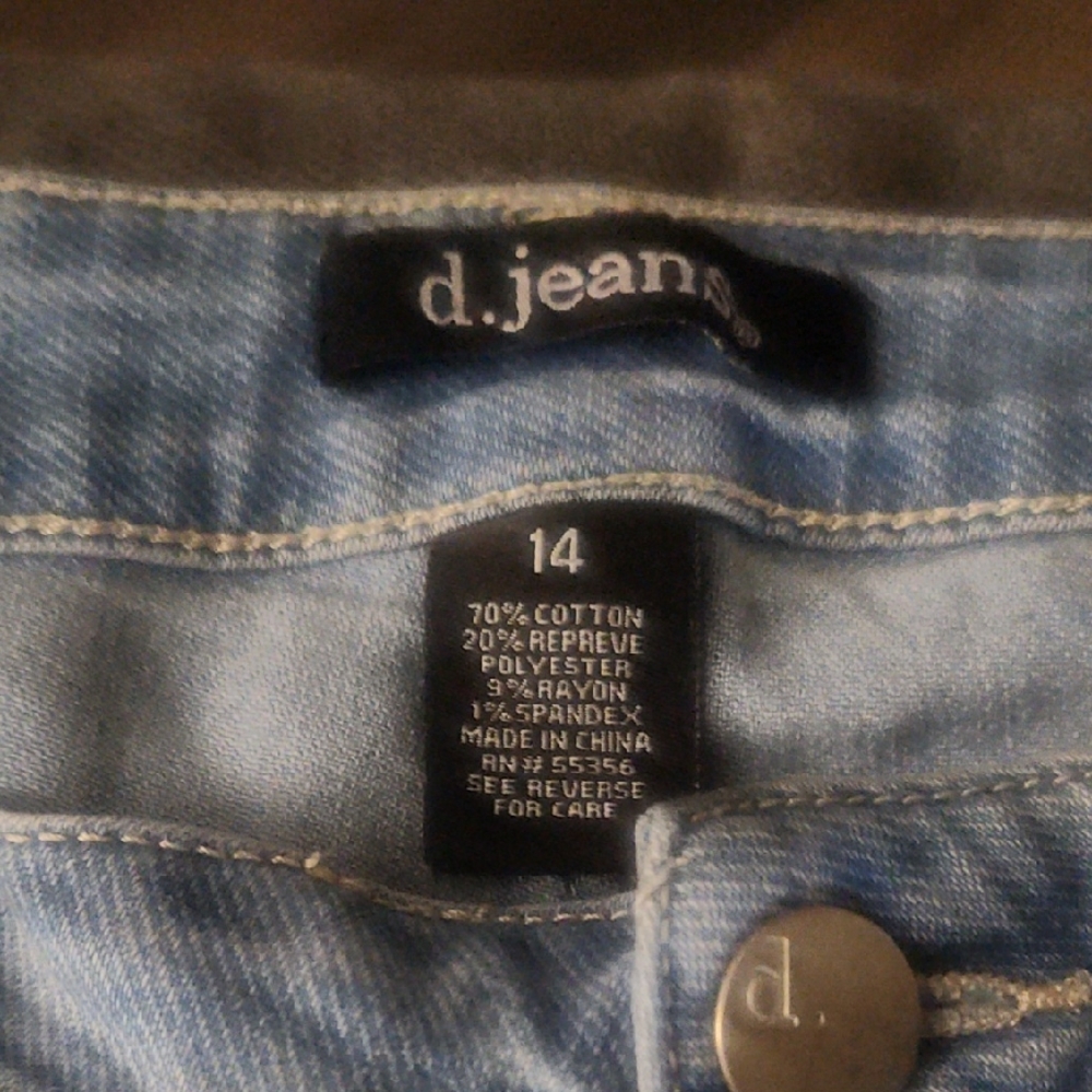 d. jeans Light Wash Rolled Cuff Women's Denim Shorts - Picture 2 of 5